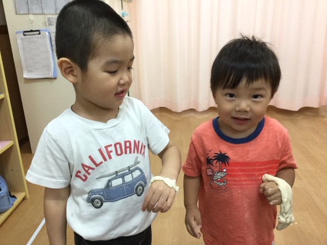 小麦粉粘土遊び アスクセンター南保育園 株式会社日本保育サービス 小麦粉粘土遊び アスクセンター南保育園 株式会社日本保育サービス