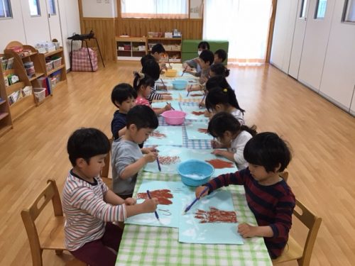 ちゅーりっぷ組 絵の具遊び アスク御殿浜保育園 ちゅーりっぷ組 絵の具遊び アスク御殿浜保育園