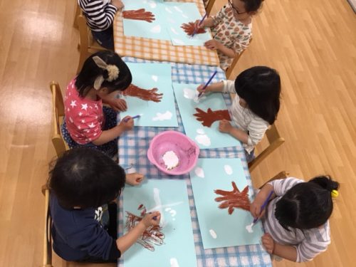 ちゅーりっぷ組 絵の具遊び アスク御殿浜保育園 ちゅーりっぷ組 絵の具遊び アスク御殿浜保育園