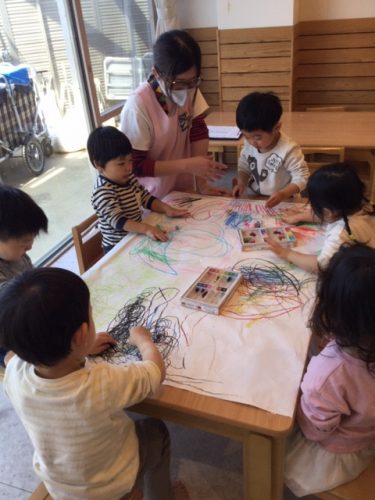 クレヨンでお絵描きしたよ アスクはなみずき保育園 クレヨンでお絵描きしたよ アスクはなみずき保育園