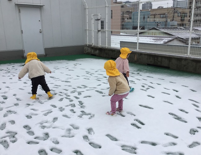 うさぎ 雪遊び.jpg