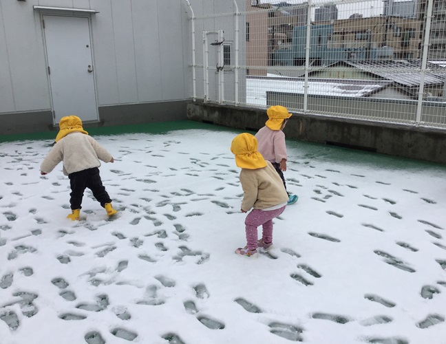 うさぎ　雪遊び.jpg