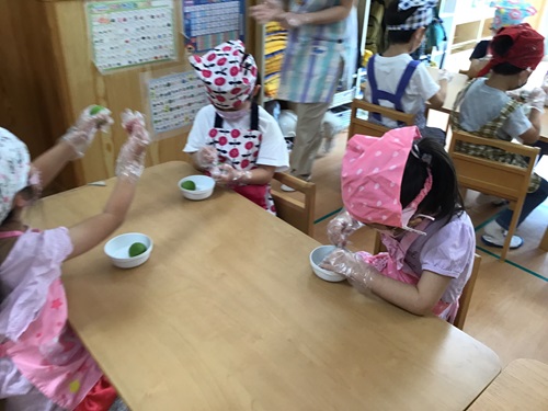 らいおん組②年長クラスだけの”お楽しみ会”梅シロップ作り.jpg