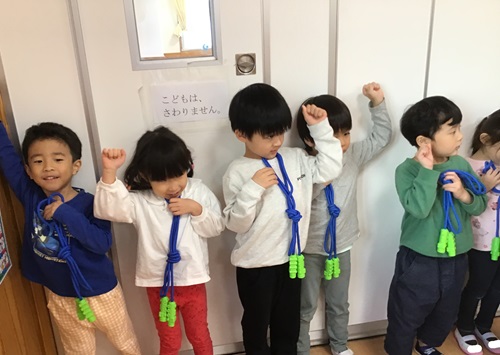 きりん　短縄をネクタイにして通勤中.jpg