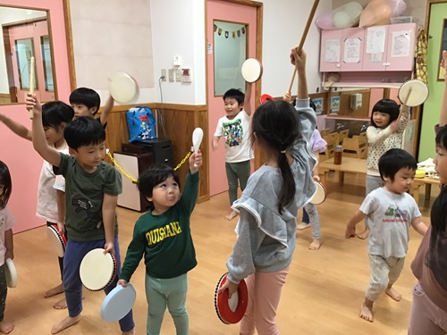 らいおん②らいおん組のエイサーをお部屋で楽しんでくれているうさぎ組と交流.jpg