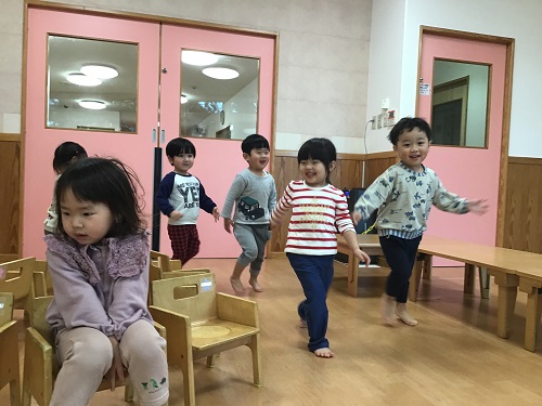 うさぎ　椅子取りゲーム.jpg
