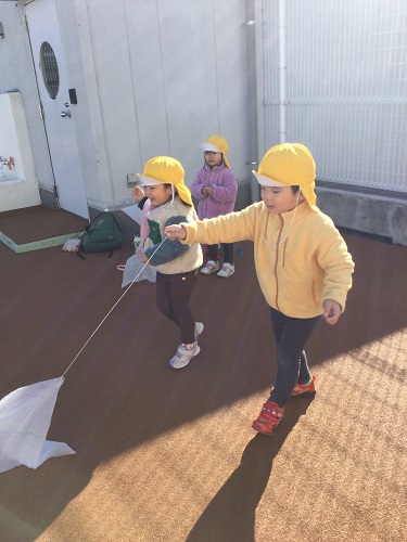 こあら②凧あげ.jpg