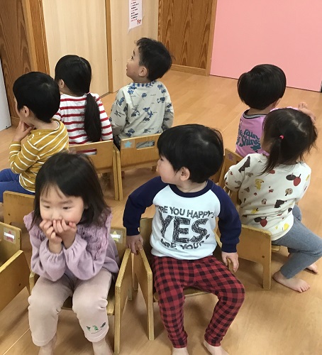 うさぎ　椅子取り②.jpg