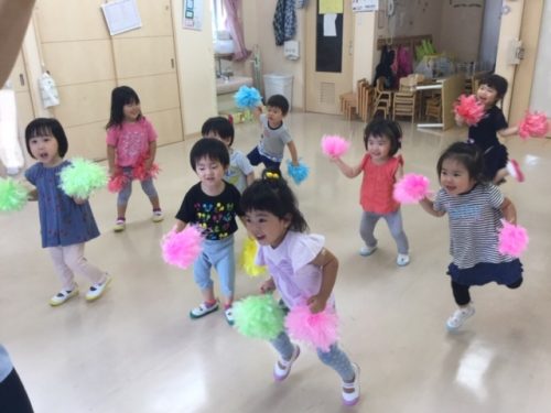 ポンポンダンス 2歳児梅組 アスク日吉東保育園 株式会社日本保育サービス ポンポンダンス 2歳児梅組 アスク日吉東保育園 株式会社日本保育サービス