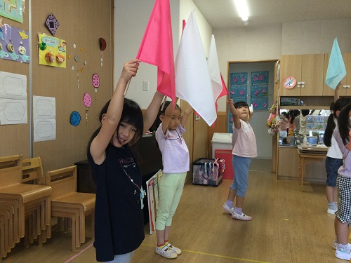 ぞう組　フラッグの振り方も完璧です　最後の運動会に向けて頑張っています！.JPG