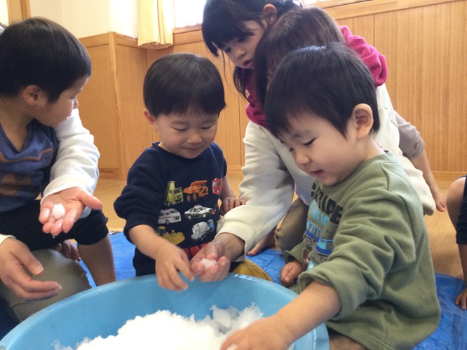 うさぎ　雪って冷たいね.jpg