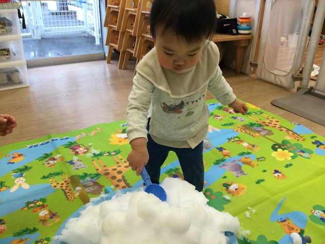 ひよこ　初めての雪！初めは冷たくてびっくりしたけどアイスクリームを作ったよ500.jpg