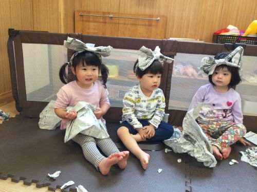 うさぎ 新聞紙遊びをしました。おそろいのリボンを作ってもらってニコニコです。.JPG