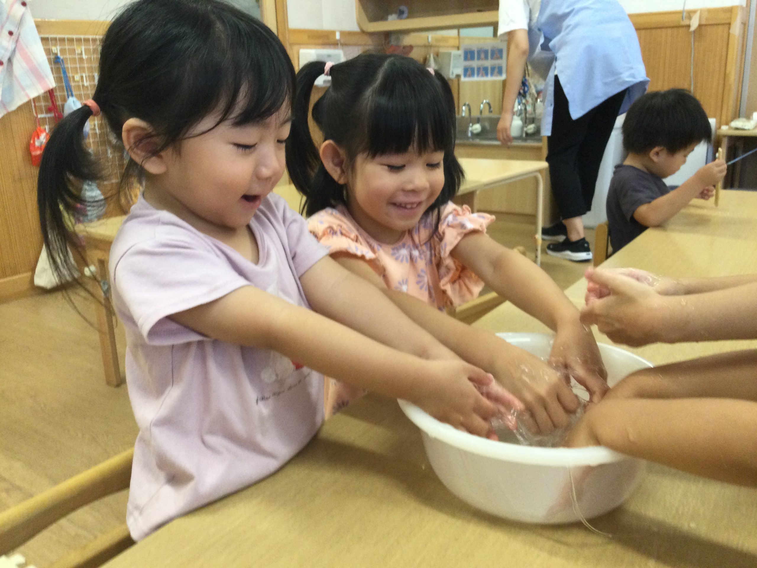 ぱんだ　スライムを作ったよ！とろとろ、モチモチで気持ちが良くて、ずーっと触って遊びました！.JPG