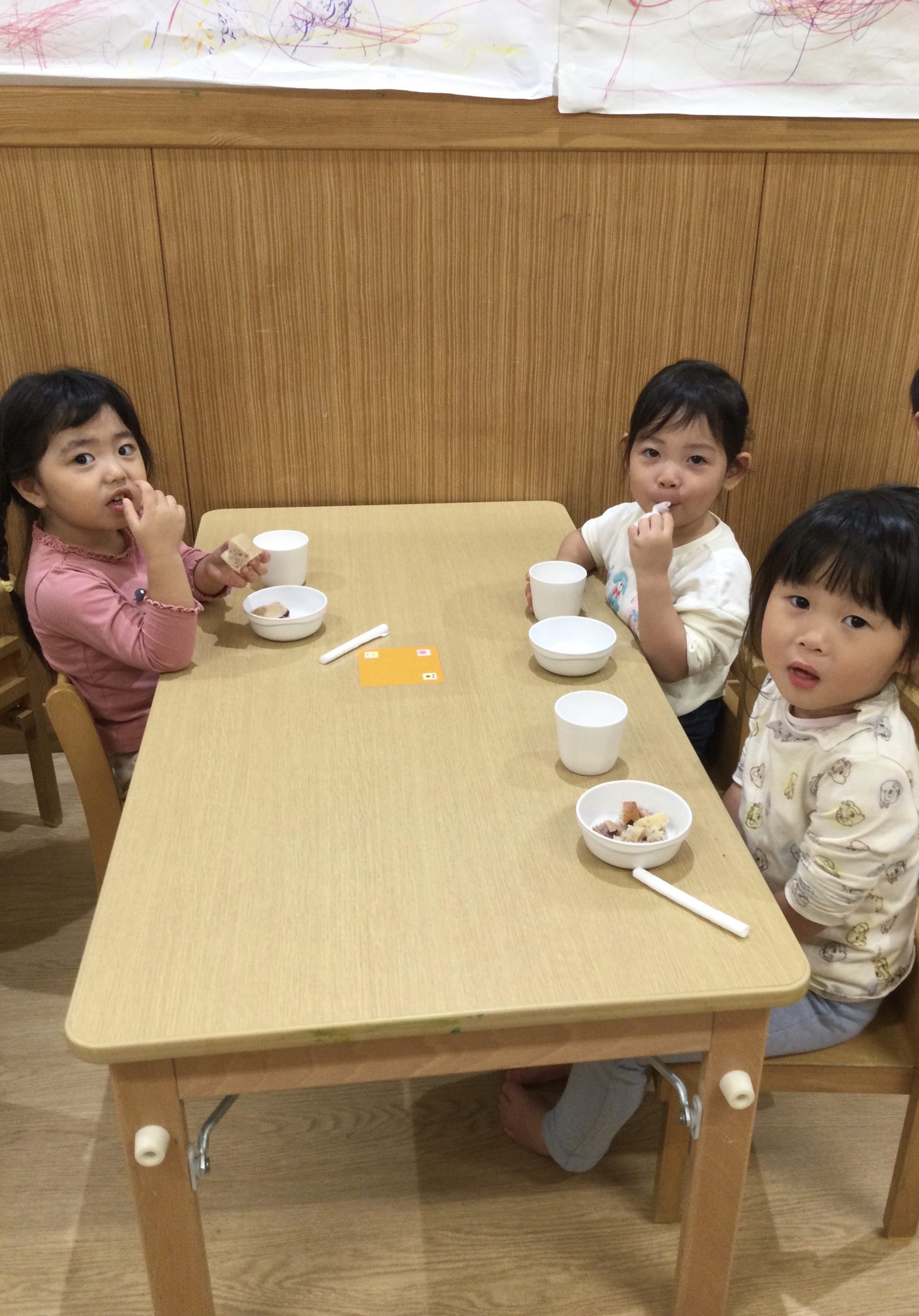 うさぎ組　お口もキレイにふけるよ！みんなで食べるとおいしいね！.JPG