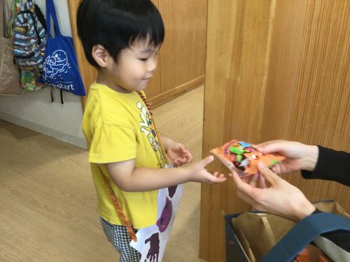 うさぎ　緊張しながらもトリックオアトリート！の呪文でお菓子をゲットできました☆.JPG