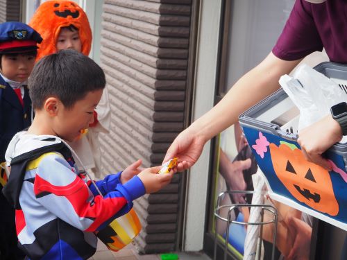 ぞう　トリックオアトリート！の合言葉で地域の方々からお菓子をもらったよ.JPG