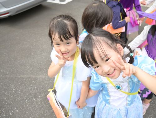 きりん　好きな格好でパレードしたよ！地域の方々にお菓子をもらったよ。.JPG