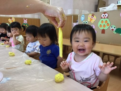 ひまわり組 小麦粉粘土遊び アスク久宝寺駅前保育園 ひまわり組 小麦粉粘土遊び アスク久宝寺駅前保育園