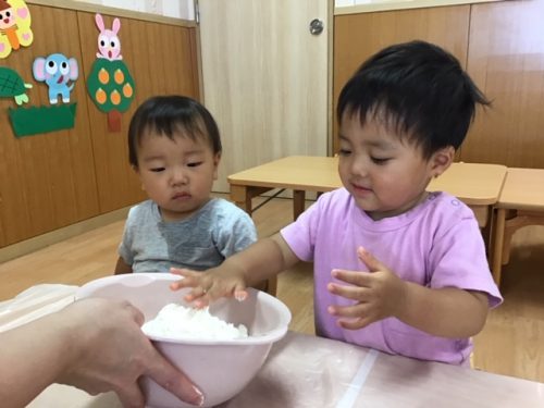 ひまわり組 小麦粉粘土遊び アスク久宝寺駅前保育園