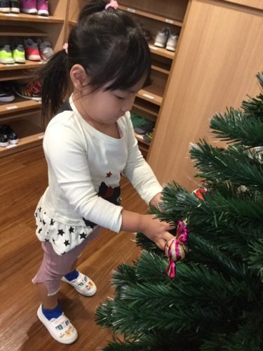 クリスマスツリーの飾り付けをしました アスク緑保育園 株式会社日本保育サービス クリスマスツリーの飾り付けをしました アスク緑保育園 株式会社日本保育サービス