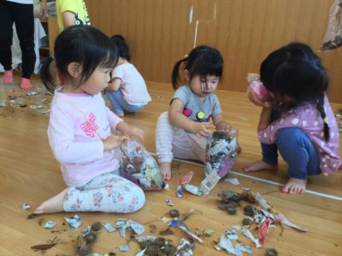 たんぽぽぐみ みのむしの製作 アスク彩都西保育園 株式会社日本保育サービス たんぽぽぐみ みのむしの製作 アスク彩都西保育園 株式会社日本保育サービス