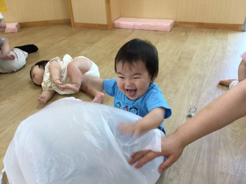 こすもす　新聞紙遊び２.JPG