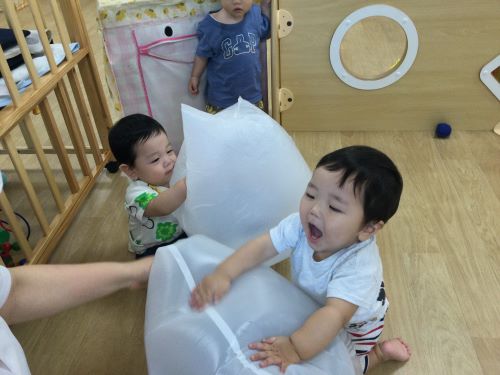 こすもす　新聞紙遊び３.JPG