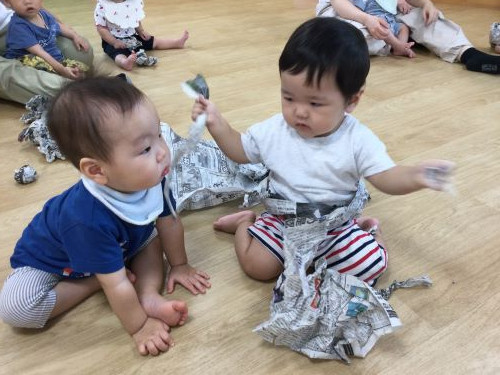 こすもす　新聞紙遊び１.JPG