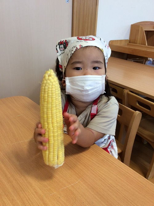 トウモロコシの皮むき　初めてのクッキング.JPG