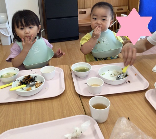 給食の様子　自分でスプーンやコップを持ち、進んで食事をする子どもたちです！.JPG