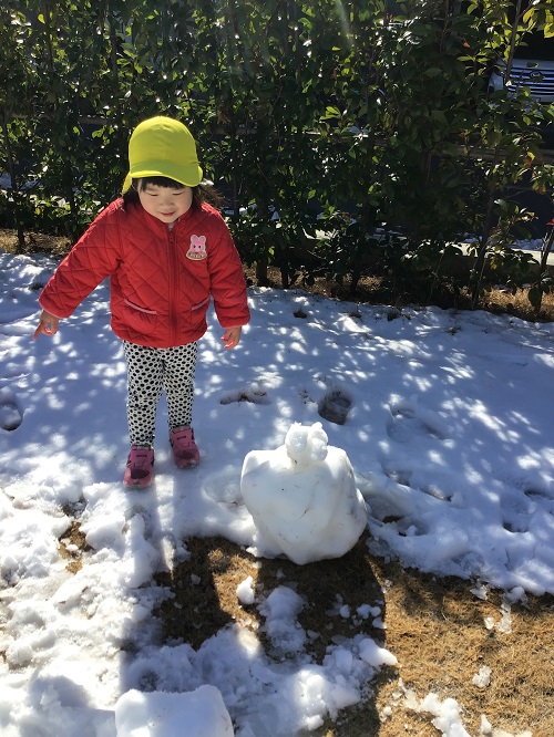 雪だるまの身体に自分で作って顔を乗せ、オリジナルの雪だるまを完成!.jpg