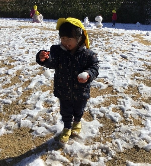 「つめたーい！」と雪に触れて雪遊びを楽しみました。雪のお団子を作って大満足！.jpg
