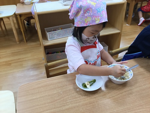 3歳　クッキング (2).JPG