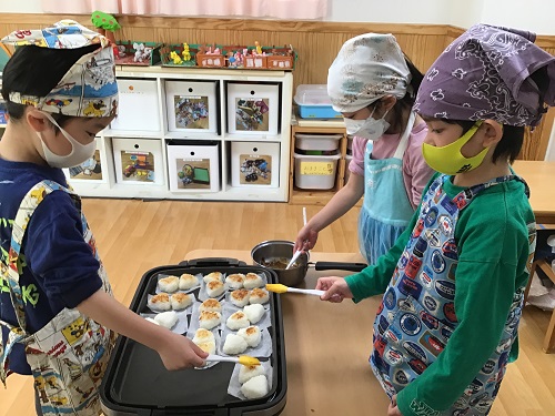 ぞう　４月にみんなで作ったお味噌で、甘みそ焼きおにぎり作り♪.JPG