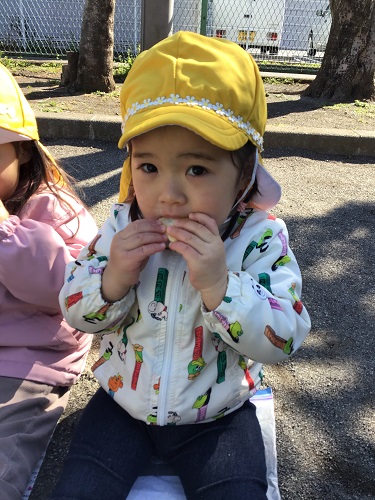 お外で食べるおやつ嬉しいな♪.JPG