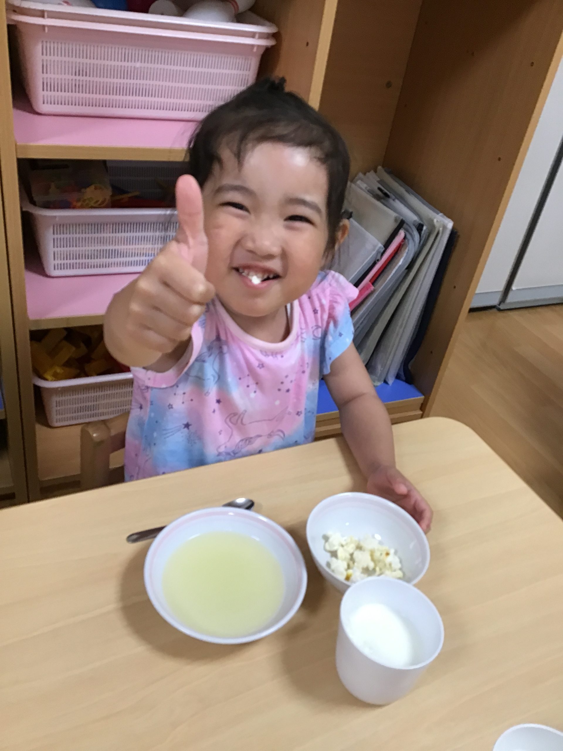 「うまい！」と一言。自分たちでつくったポップコーンに大満足の笑顔です♪.JPG