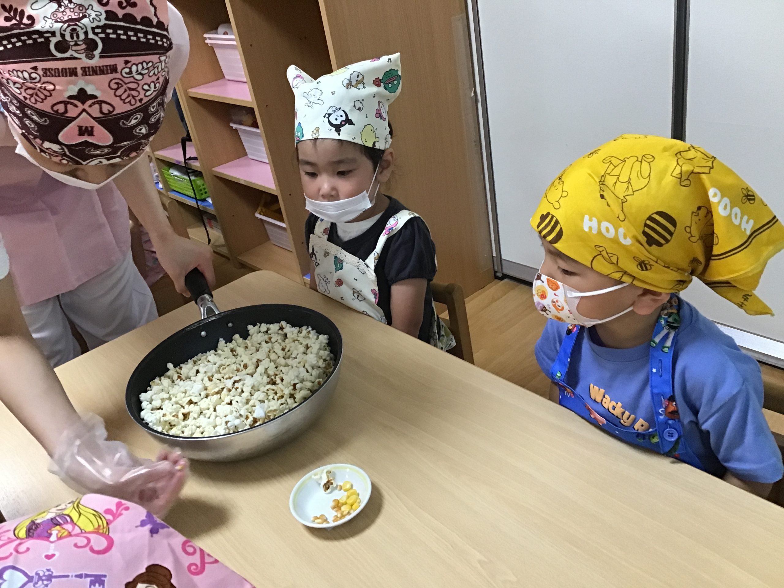 爆裂種はこんなに小さかったのにお鍋で”ばくはつ”して大きくなったことに興味津々の様子です。.JPG