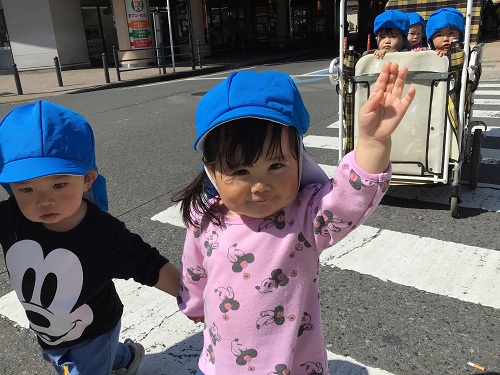 横断歩道手を挙げて渡りまーす！.JPG